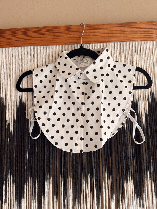 Polka dot under collar